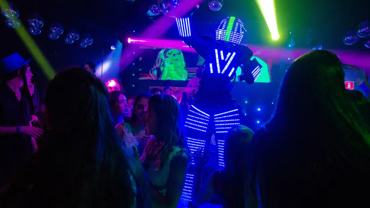 Robô led com DJ na festa de deburante